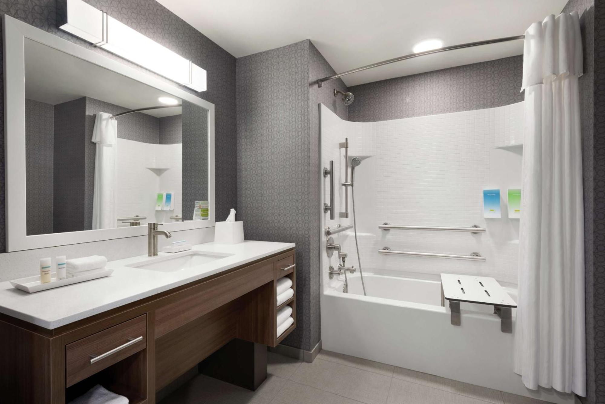 Home2 By Hilton Alliant Energy Center Hotel 3*